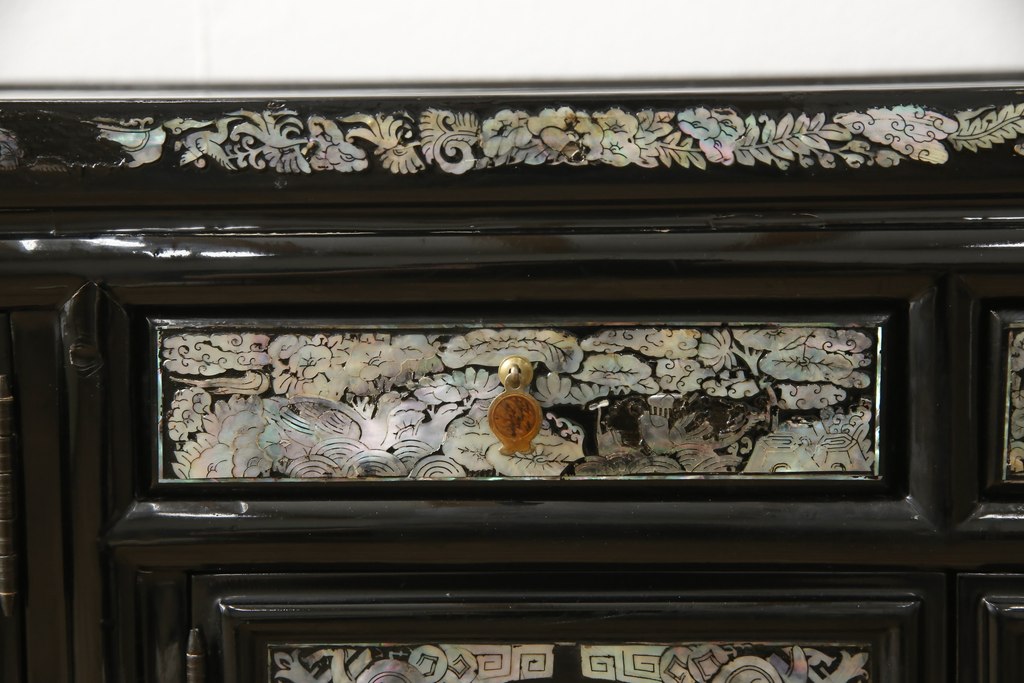 中古　美品　高級品　韓国民芸家具　圧巻!　繊細な螺鈿(ラデン)細工が美しく描かれたローボード(テレビ台、収納棚、戸棚、リビングボード)(R-058851)