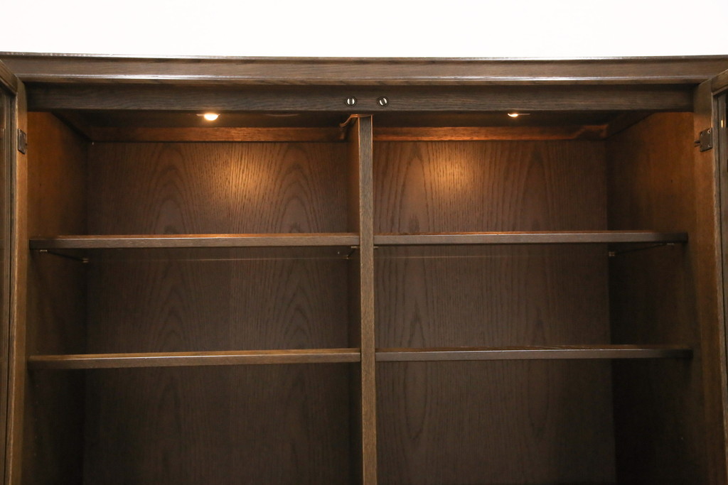 ヴィンテージ家具　ジャパンビンテージ　ナラ材　日田工芸風　凝ったデザインの天板とパーケット柄の扉が魅力の上質なサイドボード(サイドキャビネット、リビングボード、テレビボード、テレビ台、ローボード、収納棚)(R-051656)