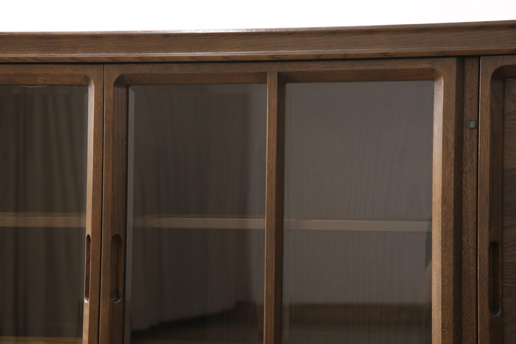 ヴィンテージ家具　ジャパンビンテージ　ナラ材　日田工芸風　凝ったデザインの天板とパーケット柄の扉が魅力の上質なサイドボード(サイドキャビネット、リビングボード、テレビボード、テレビ台、ローボード、収納棚)(R-051656)