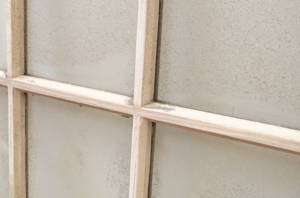 アンティーク建具　ペイント仕上げ限定　レトロな空間作りにおすすめなマス目(升目)格子のペイントガラス窓4枚セット(引き戸、ガラス戸)(R-071232)