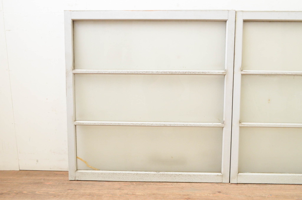 アンティーク建具　ペイント仕上げ限定　インテリアに取り入れやすいシンプルなデザインのペイントガラス窓2枚セット(引き戸、ガラス戸)(R-071233)