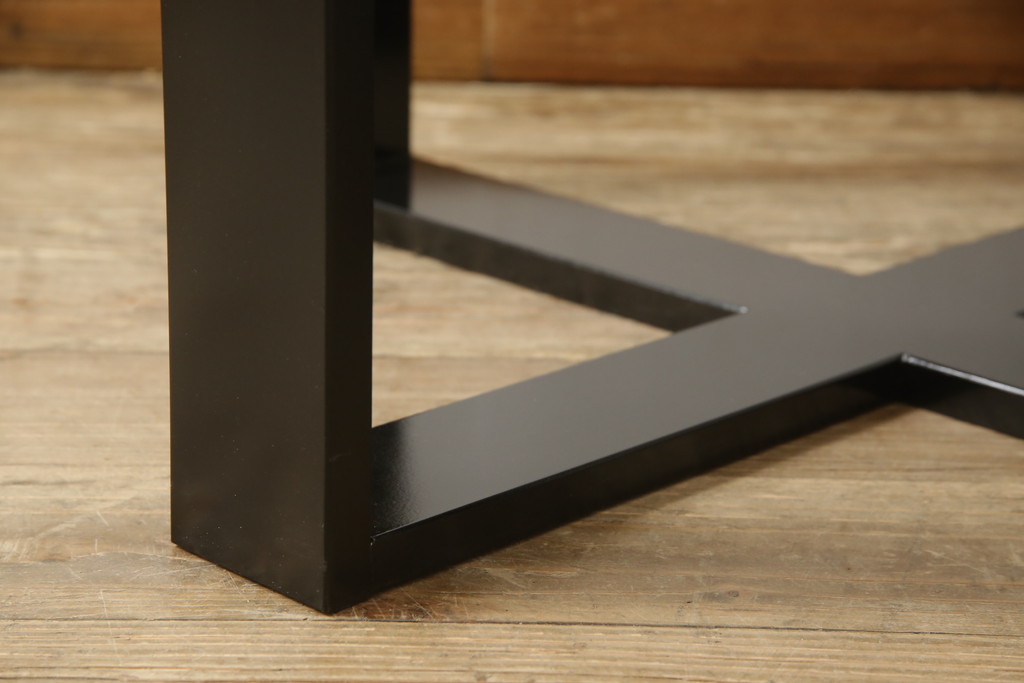 中古　特注品　モダンなデザインでスタイリッシュな空間づくりに活躍するサイドテーブル(コーヒーテーブル、ラウンドテーブル、エンドテーブル)(定価約15万円)(R-055680)