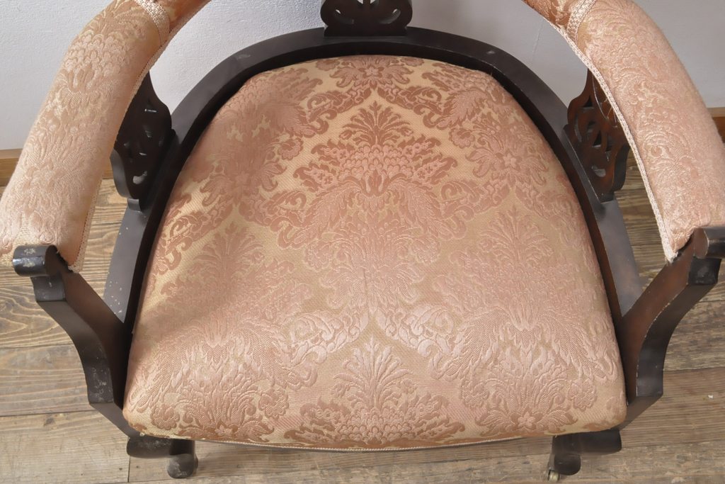 イギリスアンティーク　ウォールナット材　透かし彫りなど細やかなつくりが目を引く1人掛けソファ(一人掛けソファ、アームチェア、ラウンジチェア)(R-054519)