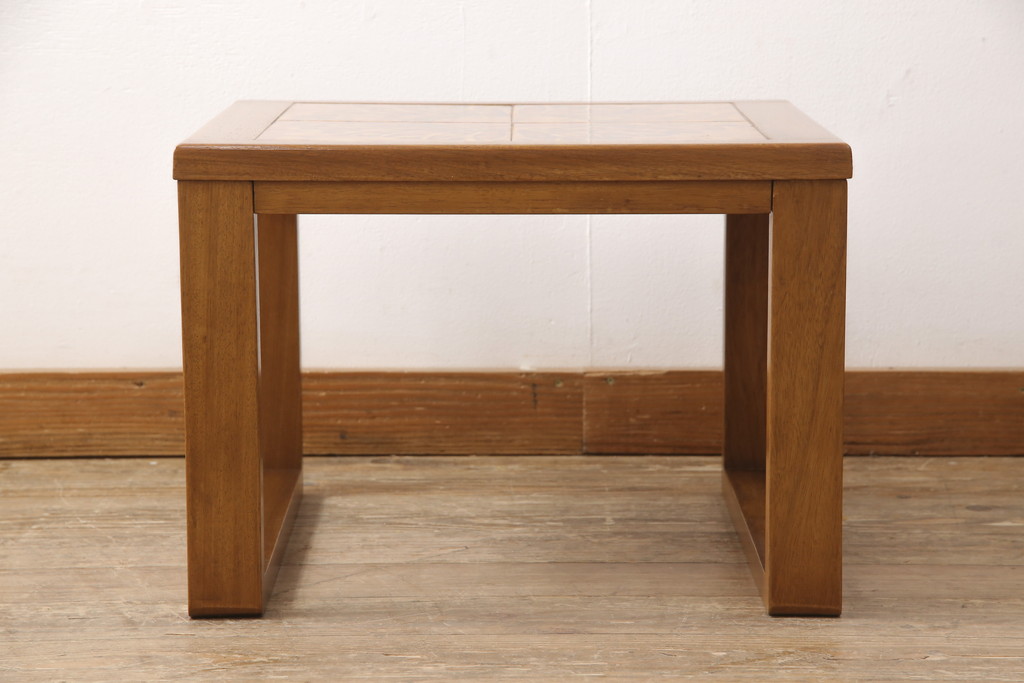 北欧家具　デンマークヴィンテージ　温かな雰囲気が魅力のタイルトップテーブル(センターテーブル、サイドテーブル、コーヒーテーブル、ビンテージ)(R-050169)