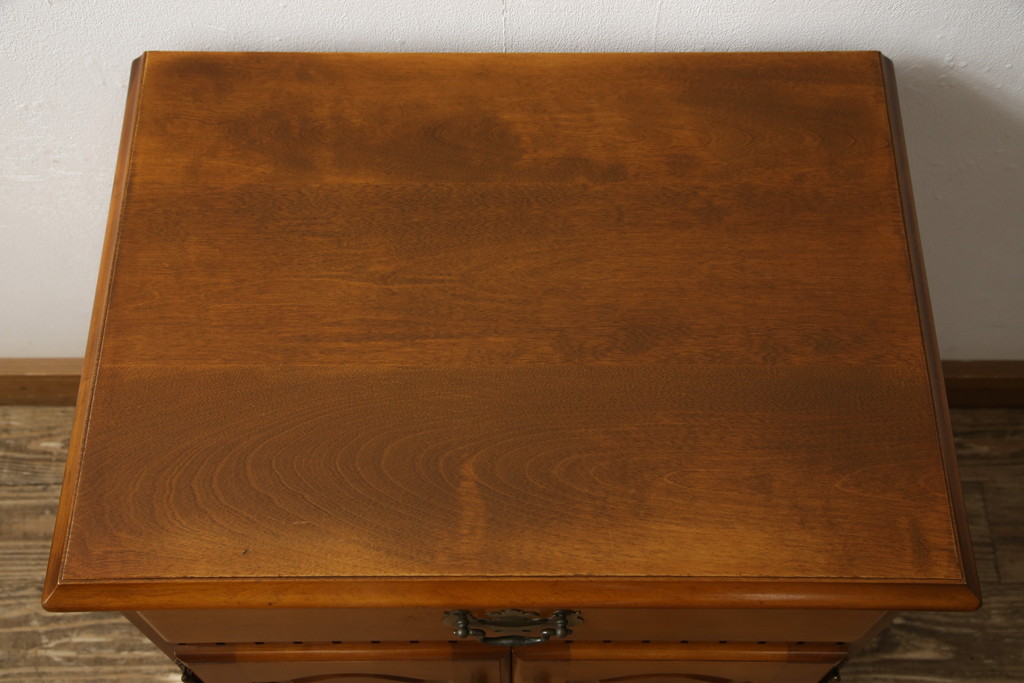 中古　美品　横浜ダニエル(daniel)　凝った作りの金具が可愛らしいナイトテーブル(定価約28万円)(サイドキャビネット、サイドテーブル)(R-051927)