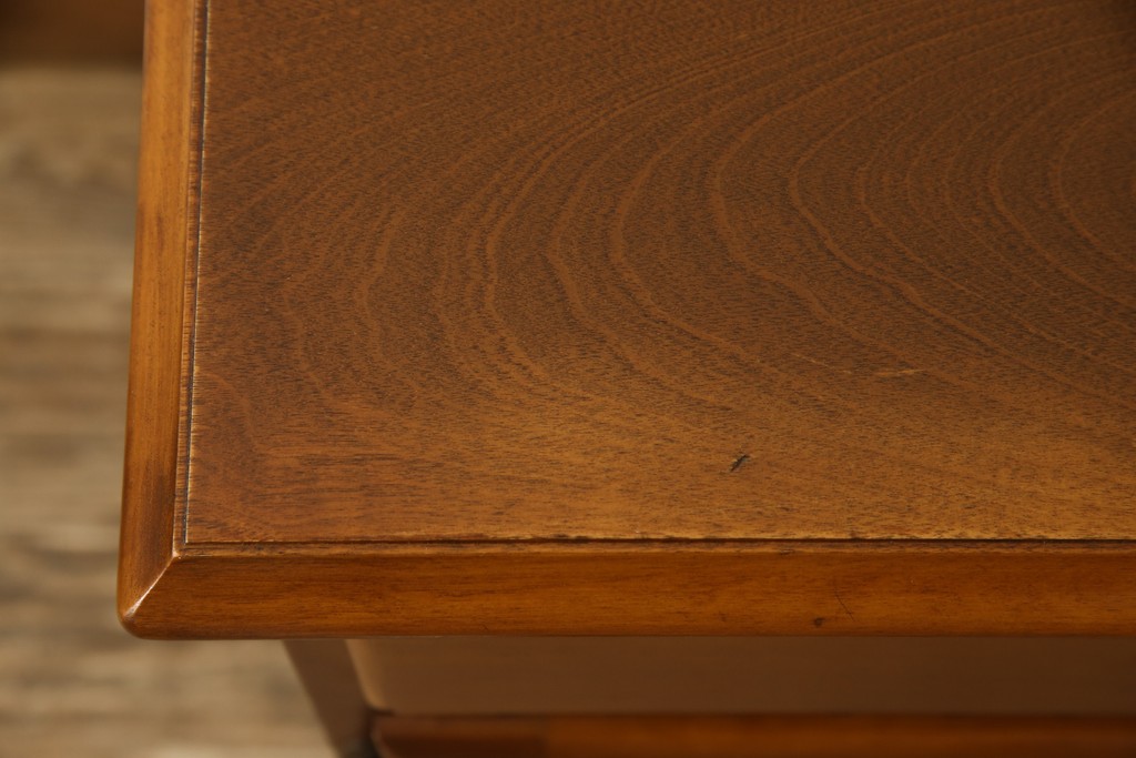 中古　美品　横浜ダニエル(daniel)　凝った作りの金具が可愛らしいナイトテーブル(定価約28万円)(サイドキャビネット、サイドテーブル)(R-051927)