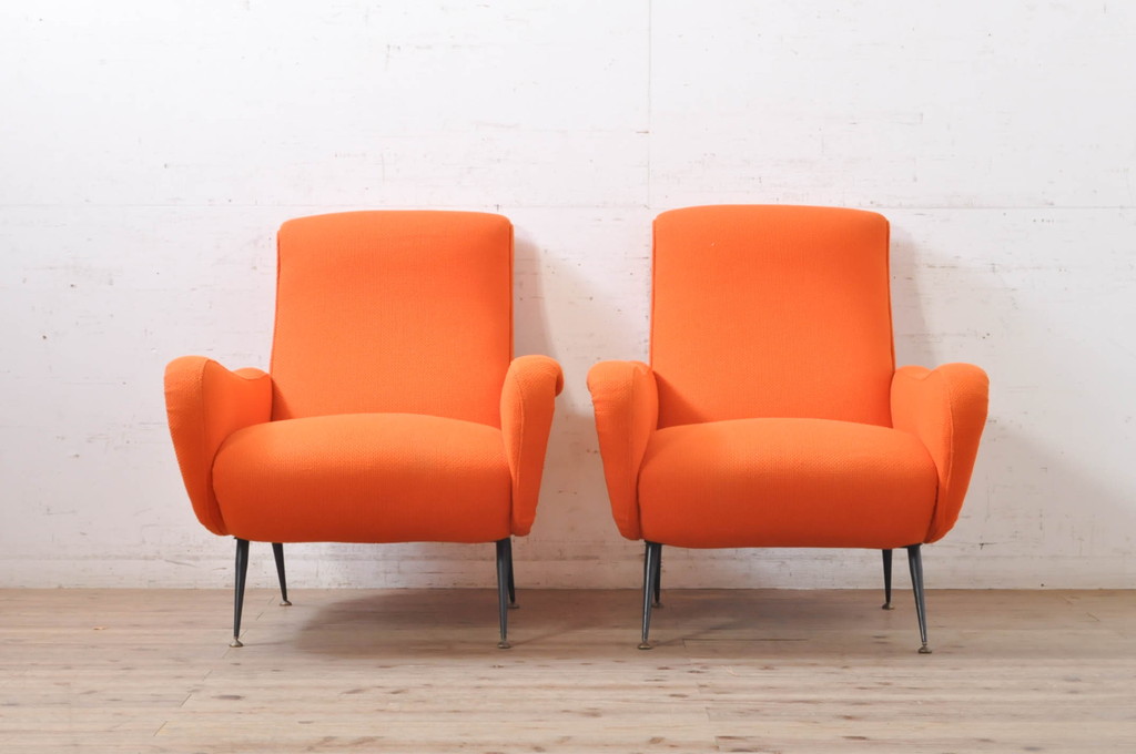 イタリアビンテージ　Lloyd's Antiques(ロイズ・アンティークス)取り扱い　鮮やかなオレンジ色が部屋を明るく彩るモダンデザインが魅了の1人掛けソファ2脚セット(アームチェア、サロンチェア、椅子、イス、ヴィンテージ)(定価2脚で約80万円)(R-069821)