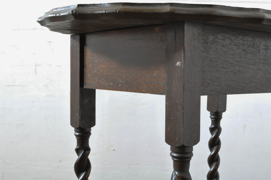 イギリスアンティーク　オーク材　ツイストレッグ　お洒落な天板のデザインが魅力的なサイドテーブル(エンドテーブル、ナイトテーブル、花台、飾り台、カフェテーブル、コーヒーテーブル)(R-064532)