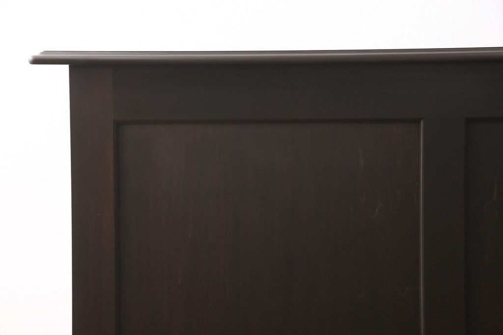 【オーダー家具実例】お客様私物の家具に合わせ、イギリスアンティークをイメージしてカウンターを新規製作。角は丸く面取りをし、黒に近い濃茶色に着色しました。(店舗什器、サイドボード)