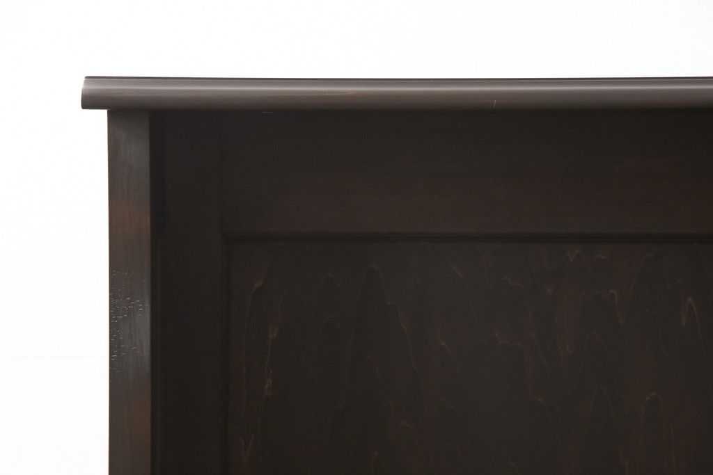 【オーダー家具実例】お客様私物の家具に合わせ、イギリスアンティークをイメージしてカウンターを新規製作。角は丸く面取りをし、黒に近い濃茶色に着色しました。(店舗什器、サイドボード)