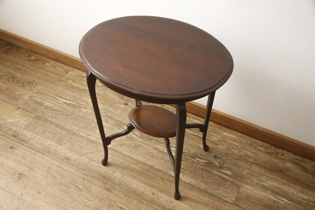 イギリスアンティーク　マホガニー材　すらりとした脚が上品な雰囲気を醸し出すサイドテーブル(オケージョナルテーブル、ナイトテーブル、オーバルテーブル)(R-059550)