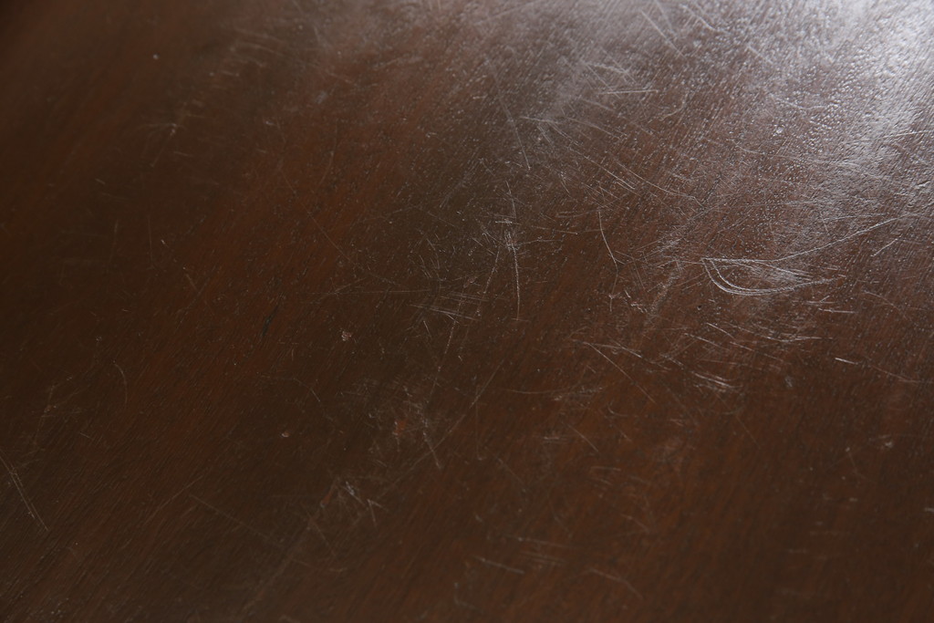 アメリカビンテージ　マホガニー材　天板と脚の凝った造りが魅力的なコーヒーテーブル(カフェテーブル、サイドテーブル、ラウンドテーブル、ヴィンテージ)(R-061296)