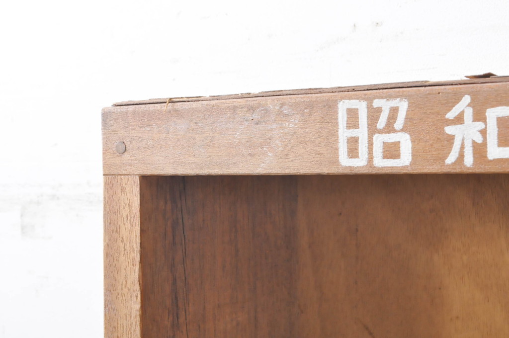 和製アンティーク　懐かしい雰囲気を醸し出す古い学校の縦型本棚(飾り棚、収納棚、ディスプレイラック、オープンラック)(R-071201)