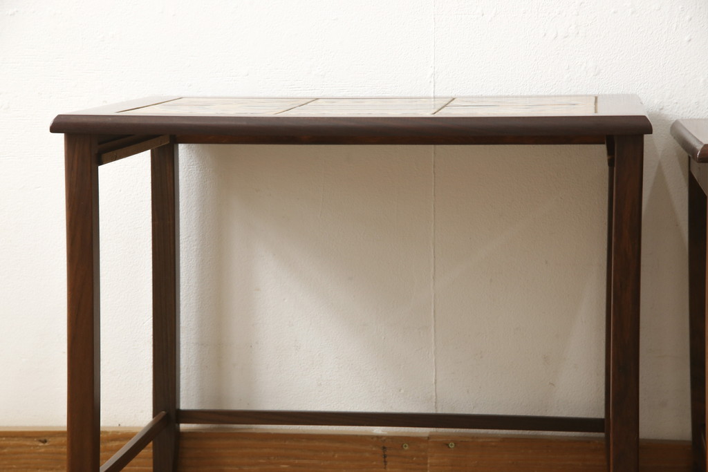 デンマークヴィンテージ　最高級　ローズウッド材の色味とタイルトップが素敵なネストテーブル(センターテーブル、ナイトテーブル、ローテーブル、サイドテーブル、ビンテージ)(R-057917)