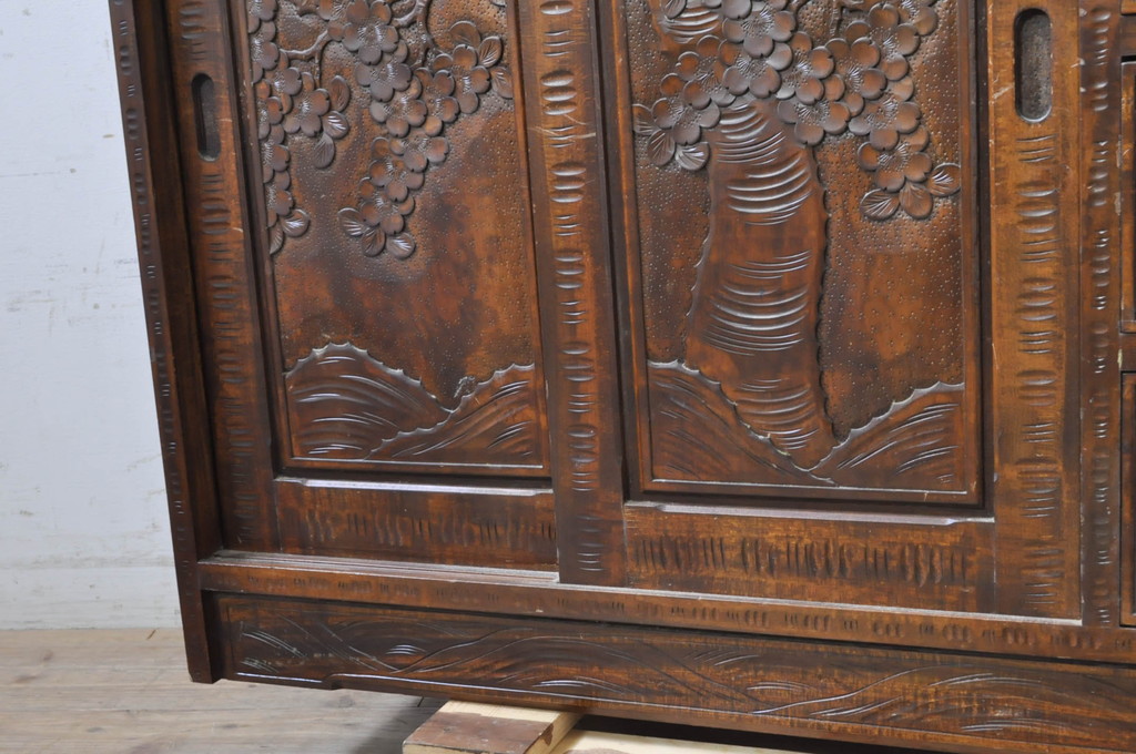 中古　美品　軽井沢彫り　隅々まで施された桜の彫りが美しいサイドボード(サイドキャビネット、サイドチェスト、収納棚、戸棚、引き出し)(R-071056)