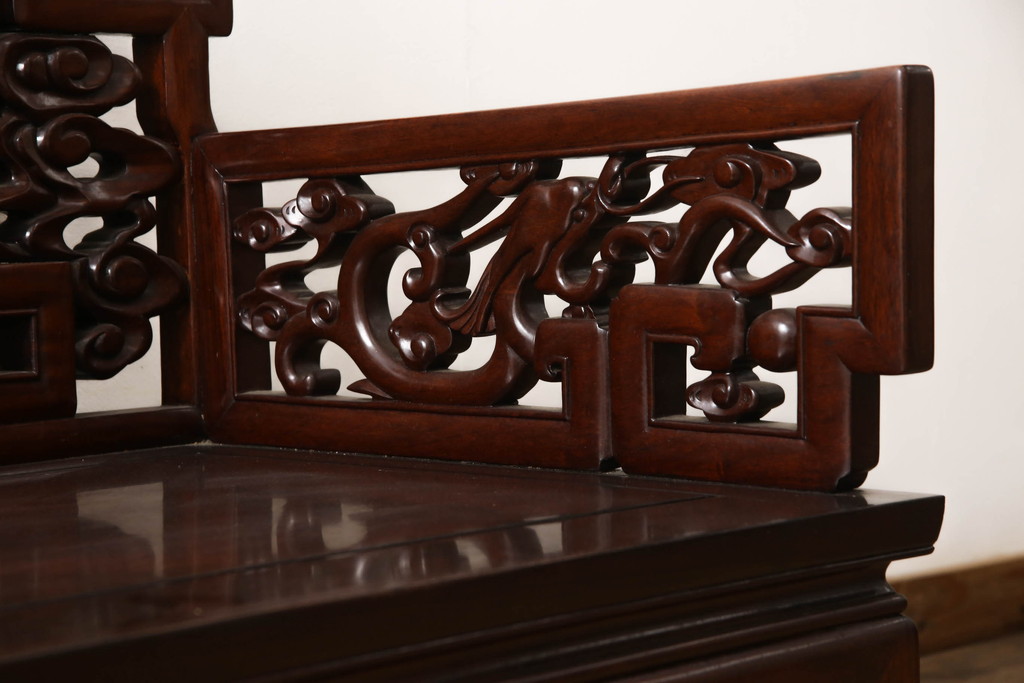 アジアンビンテージ　高級品!!　凝ったデザインの彫刻が魅力の唐木材製ベンチ(長椅子、長イス、花梨材、カリン材、板座チェア、3人掛けベンチ、ヴィンテージ)(R-064738)