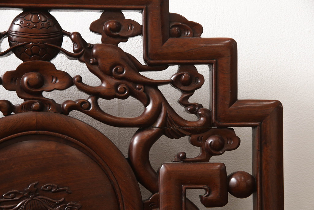 アジアンビンテージ　花梨(カリン)材　凝ったデザインの彫刻が魅力の唐木材製アームチェア(椅子、イス、板座チェア、一人掛けソファ、1人掛けソファ、ヴィンテージ)(R-064741)