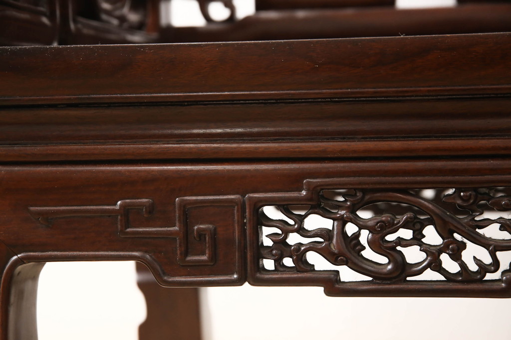 アジアンビンテージ　花梨(カリン)材　凝ったデザインの彫刻が魅力の唐木材製アームチェア(椅子、イス、板座チェア、一人掛けソファ、1人掛けソファ、ヴィンテージ)(R-064742)