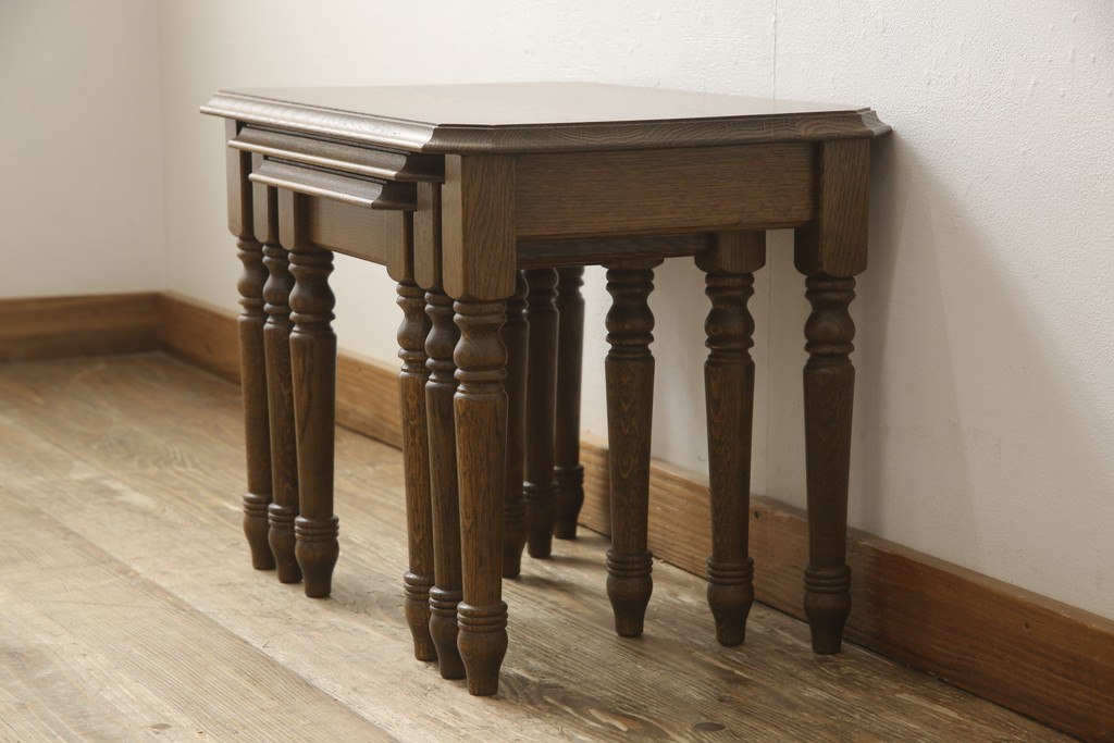 中古　美品　起立木工　オーク材　クラシカルな雰囲気漂うネストテーブル(サイドテーブル、コーヒーテーブル、カフェテーブル、ローテーブル)(R-058958)