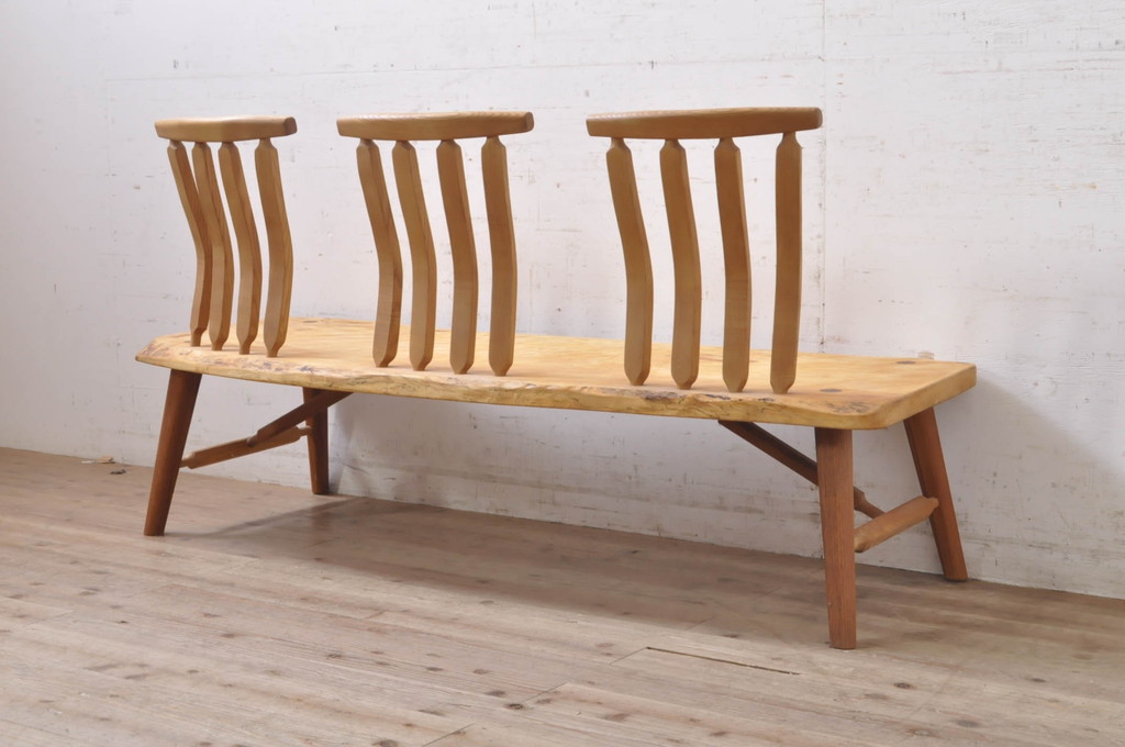 中古　国産　職人手作り品　ユニークなデザインが魅力的　栃の木の座面と栗材の背もたれのベンチ(長椅子、木製ベンチ、板座チェア、3人掛け)(R-071059)