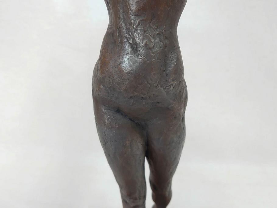 無銘　裸婦像　高さ約49cm　重量約6.44kg　女性らしさを感じるしぐさの表現が見事なブロンズ像(置物、オブジェ、女性像、箱なし)(R-073027)