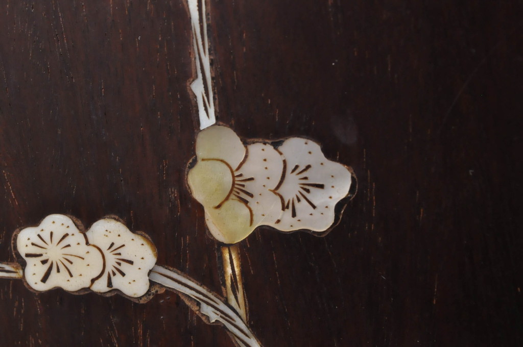 和製ビンテージ　花梨(カリン)材　螺鈿(ラデン)　象嵌入り　品のある佇まいが美しい大振りな飾り棚(茶棚、収納棚、戸棚、違い棚、唐木、ヴィンテージ)(R-071133)