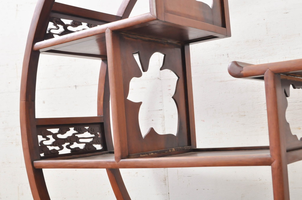 和製ビンテージ　希少デザイン　花梨(カリン)材　雲形彫刻入り　どの角度から見ても美しい丸形の飾り棚(違い棚、ヴィンテージ)(R-071134)