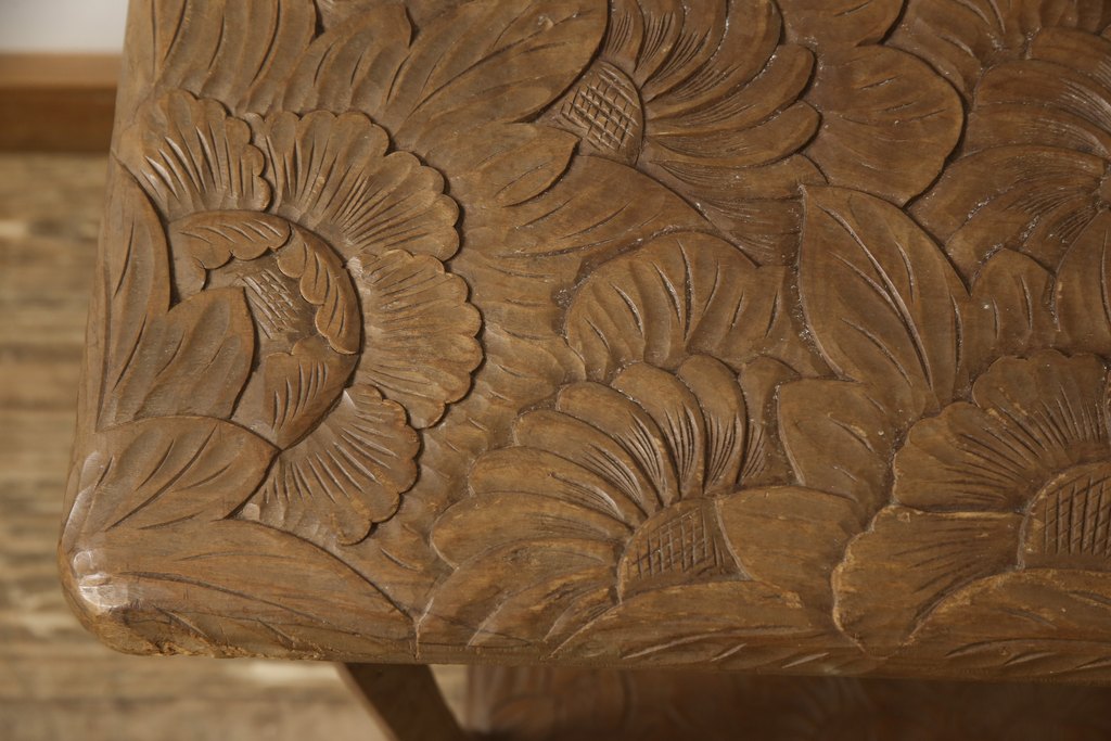 中古　伝統工芸　日光彫り　あふれるような草花の彫りが華やかなサイドテーブル(花台、飾り台)(R-059960)
