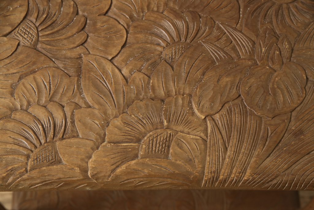 中古　伝統工芸　日光彫り　あふれるような草花の彫りが華やかなサイドテーブル(花台、飾り台)(R-059960)