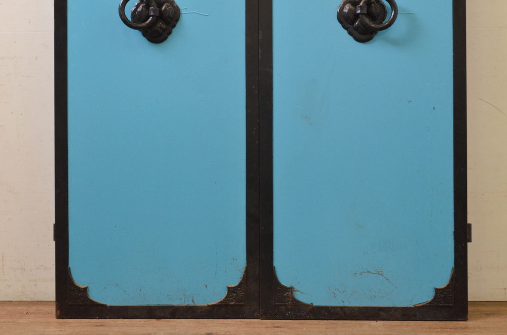 アンティーク建具　レトロ　幅狭　重厚感が魅力的な古い石蔵の両開き鉄扉1対2枚セット(ドア、玄関ドア、蔵戸)(R-071612)