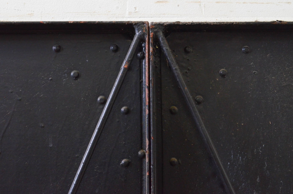 アンティーク建具　レトロ　ダイヤ型の金具が魅力的な古い石蔵の両開き鉄扉1対2枚セット(ドア、玄関ドア、蔵戸)(R-071613)