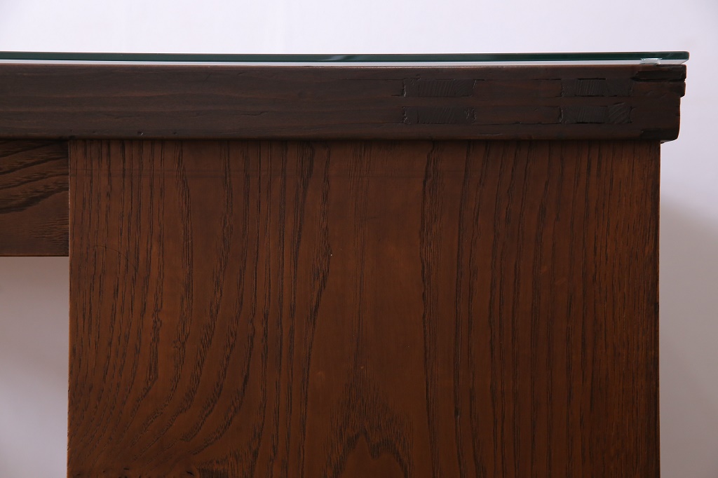 【セミオーダー家具実例】明治大正期の古い蔵戸をダイニングテーブルにリメイクしました。蔵戸に取り外し可能なガラス天板を取り付け、栗材にて新たに製作した脚・格子戸デザインの収納棚を取り付け。収納部棚板は高さ調整もできる便利な仕様に。蔵戸に合わせた濃い茶色の着色で仕上げました。(4人掛け、6人掛け、収納棚、戸棚)