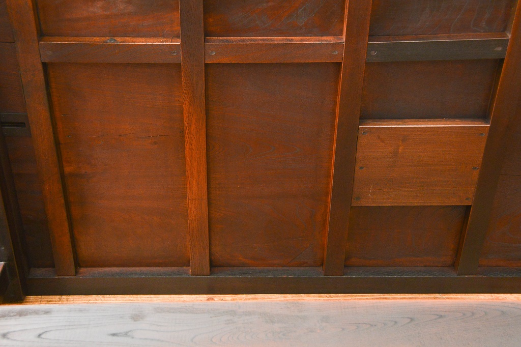 【セミオーダー家具実例】明治大正期の古い蔵戸をダイニングテーブルにリメイクしました。蔵戸に取り外し可能なガラス天板を取り付け。新たに製作した脚も取り付け。蔵戸に合わせた濃い茶色の着色で仕上げました。(6人掛け、4人掛け、作業台)