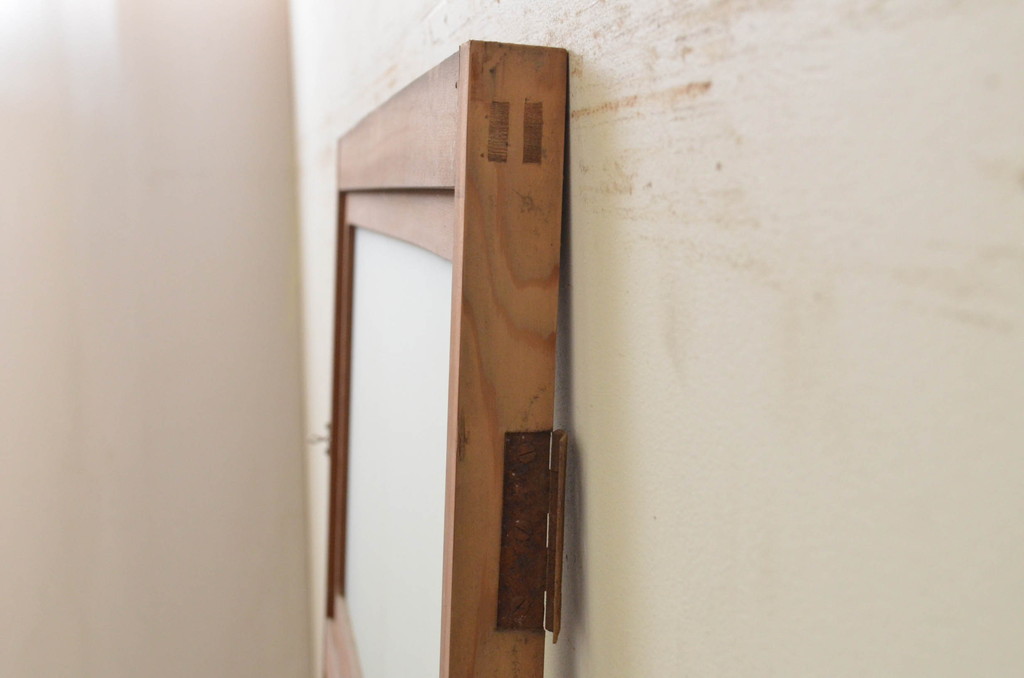 アンティーク建具　杉材　どこか懐かしい雰囲気を感じるガラス入り扉1枚(木製扉、ドア)(R-071617)