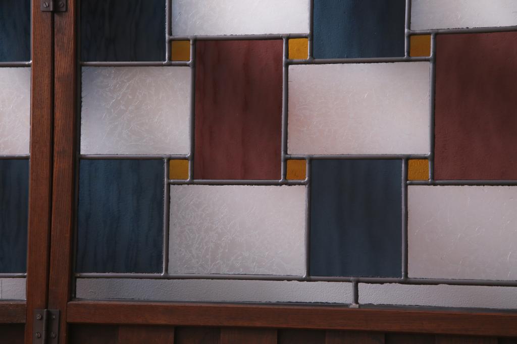 【セミオーダー家具実例】ラフジュ工房オリジナルのステンドグラスを明治大正期の古い衝立に組み入れパーテーションにリメイクしました。青・赤・黄色の色ガラス、結霜ガラスを使用し、レトロモダンな仕上がりに!(つい立て、間仕切り)