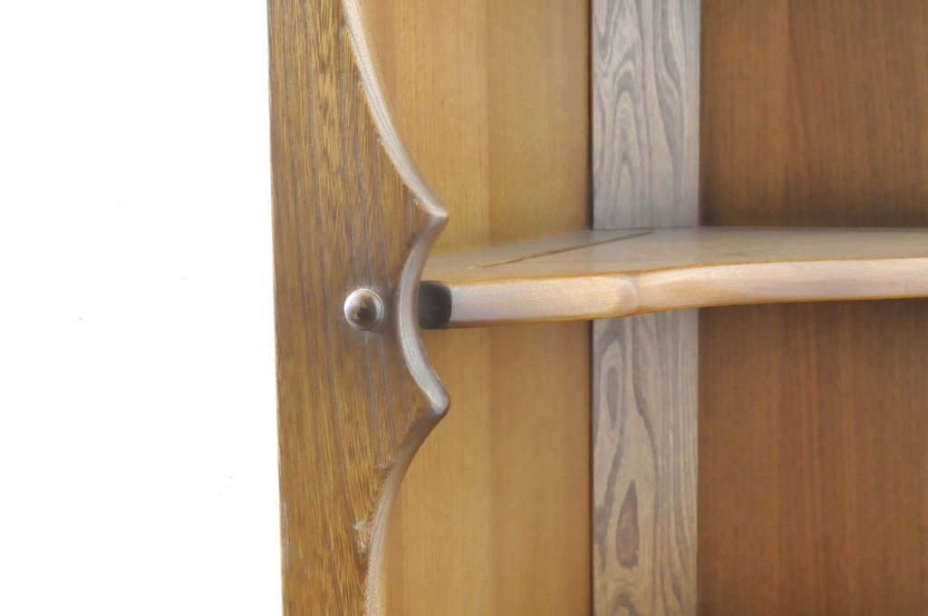 イギリスヴィンテージ　ERCOL(アーコール)　ニレ材　優美なデザインがおしゃれなコーナーキャビネット(収納棚、飾り棚、ラック、ビンテージ)(R-065163)