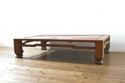 昭和レトロ　年月を重ねた木肌が味のある栓材製の丸ちゃぶ台(座卓、ローテーブル、折りたたみテーブル)(R-047502)