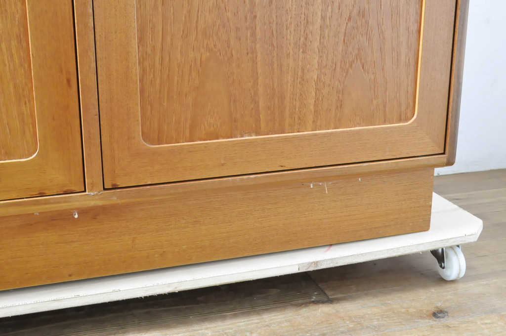 イギリスヴィンテージ　G-PLAN(ジープラン)　Fresco(フレスコ)　温かな雰囲気漂うキャビネット(カップボード、食器棚、収納棚、戸棚、ビンテージ、北欧)(R-065139)