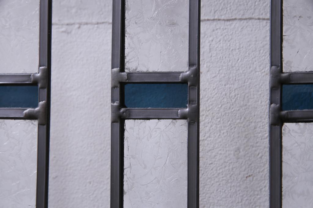 【セミオーダー家具実例】明治期の古い板戸2枚をリメイク!青・黄の色ガラスと結霜ガラス、クリアガラスを使用したラフジュ工房オリジナルのステンドグラスを組み入れました。(引き戸、建具)