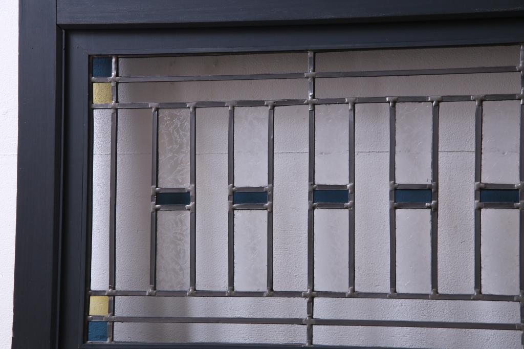 【セミオーダー家具実例】明治期の古い板戸2枚をリメイク!青・黄の色ガラスと結霜ガラス、クリアガラスを使用したラフジュ工房オリジナルのステンドグラスを組み入れました。(引き戸、建具)