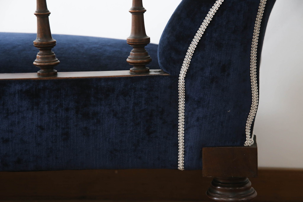 イギリスアンティーク　マホガニー材　上品な挽き物加工や装飾が目を惹く!　クラシカルで気品漂うシェーズロング(カウチソファ、セティ、2人掛けソファ、2P、二人掛け、長椅子、キャスター、キャスターカップ)(R-061169)