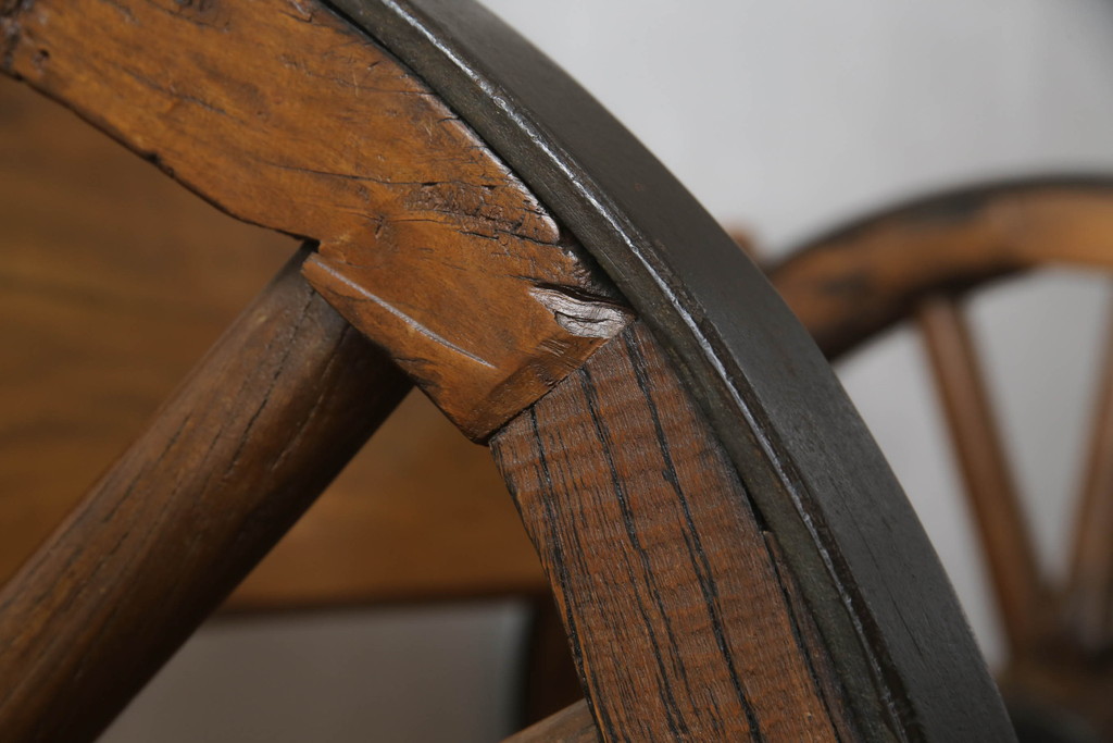 和製ビンテージ　珍品!　古い大八車の車輪を大胆に使ったリメイクベンチ(長椅子、木製ベンチ、板座チェア、ヴィンテージ)(R-052948)