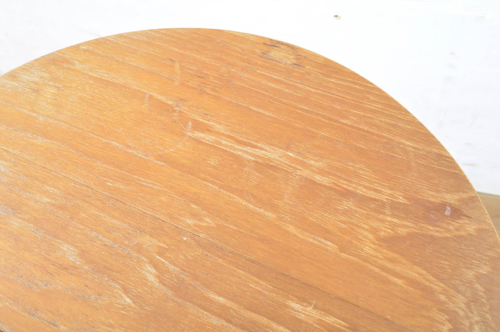 イギリスビンテージ　優しい木の温もり溢れるチーク材製のバタフライサイドテーブル(カフェテーブル、コーヒーテーブル、折りたたみテーブル、折り畳み、ラウンドテーブル、丸テーブル、花台、飾り台、店舗什器、ヴィンテージ)(R-064869)