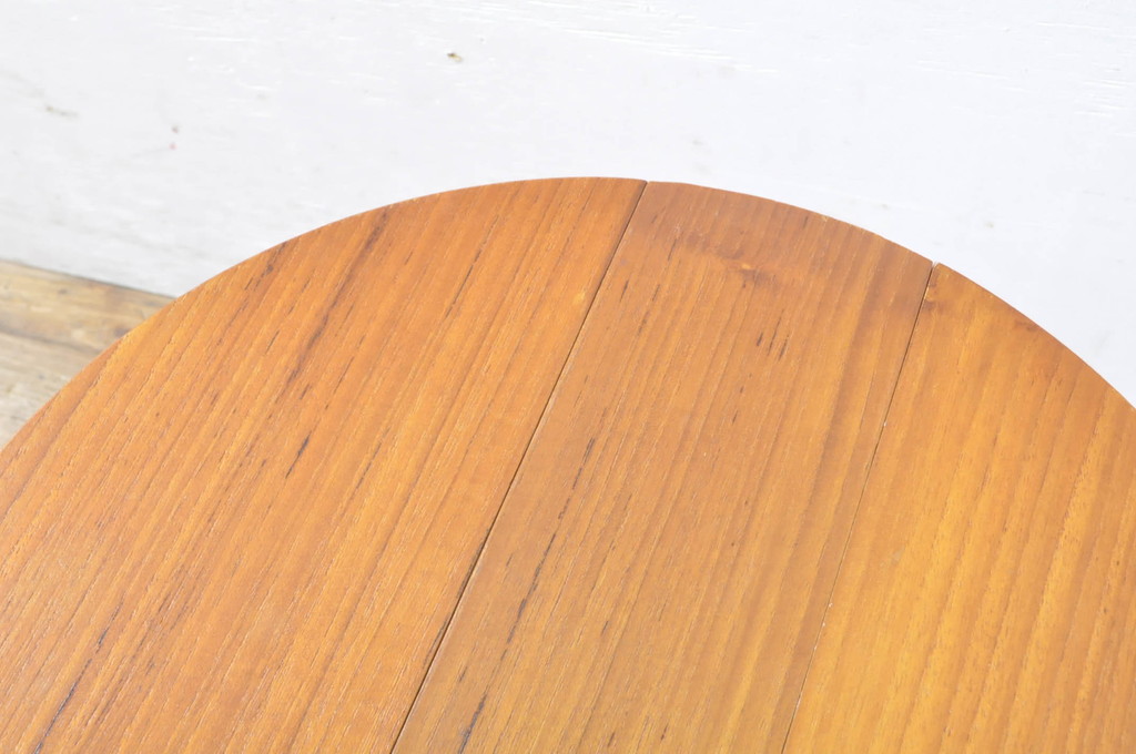 イギリスビンテージ　優しい木の温もり溢れるチーク材製のバタフライサイドテーブル(カフェテーブル、コーヒーテーブル、折りたたみテーブル、折り畳み、ラウンドテーブル、丸テーブル、花台、飾り台、店舗什器、ヴィンテージ)(R-064871)