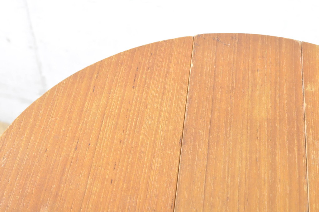イギリスビンテージ　優しい木の温もり溢れるチーク材製のバタフライサイドテーブル(カフェテーブル、コーヒーテーブル、折りたたみテーブル、折り畳み、ラウンドテーブル、丸テーブル、花台、飾り台、店舗什器、ヴィンテージ)(R-064872)