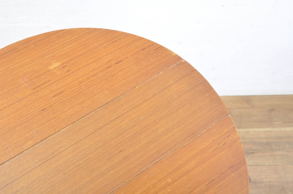 イギリスビンテージ　優しい木の温もり溢れるチーク材製のバタフライサイドテーブル(カフェテーブル、コーヒーテーブル、折りたたみテーブル、折り畳み、ラウンドテーブル、丸テーブル、花台、飾り台、店舗什器、ヴィンテージ)(R-064873)