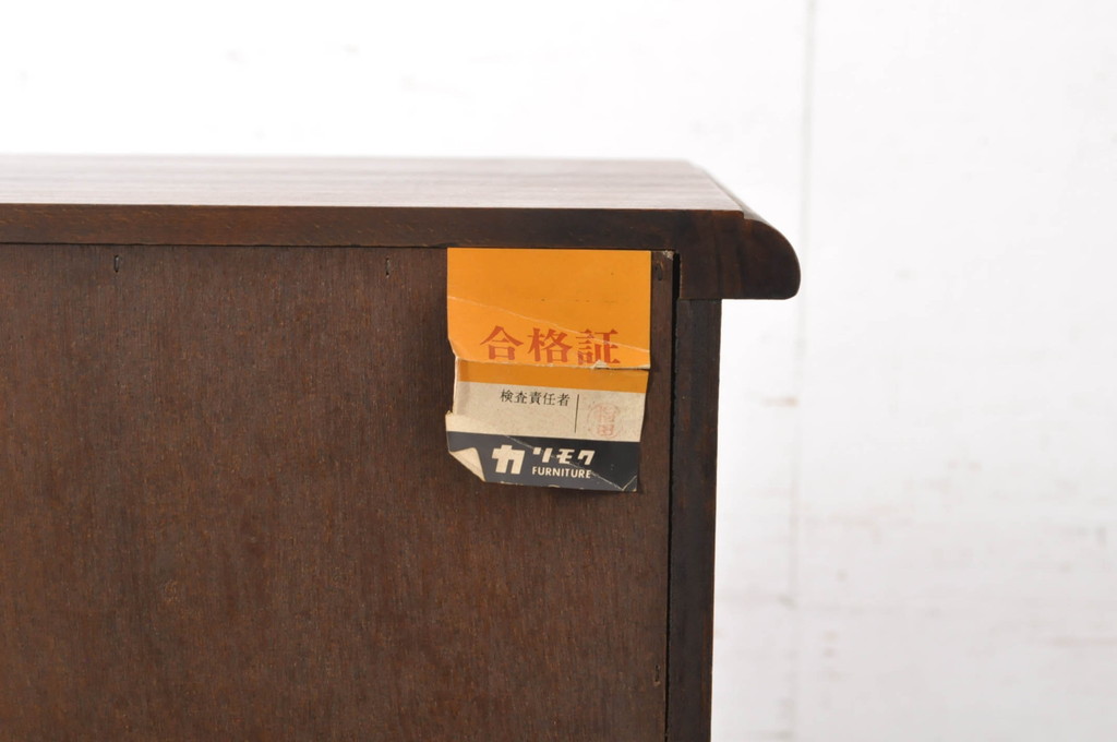 和製ビンテージ　カリモク家具(karimoku)　落ち着いた色味と木目が魅力的な縦型チェスト(サイドチェスト、引き出し)(R-071298)