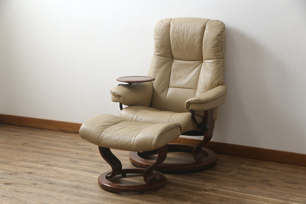 中古 EKORNES(エコーネス) 本革(レザー) メイフェア(Mayfair) スイングテーブル付き  ストレスレスチェア(M)オットマン付き(リクライニングチェア、アームチェア、フットスツール、椅子、北欧)(R-078737) | ラフジュ工房