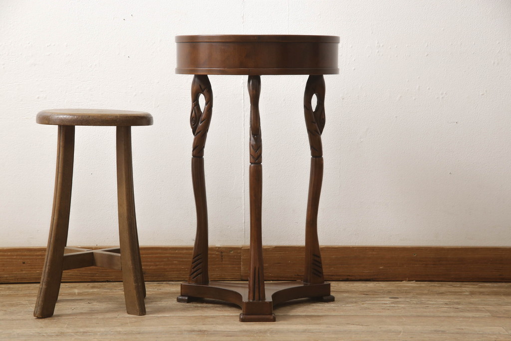 中古　美品　イタリア　SELVA(セルバ)　個性的な脚のデザインが目を引くサイドテーブル(花台、ナイトテーブル)(R-053667)