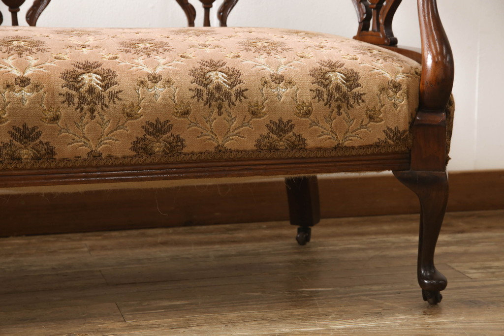 イギリスアンティーク　美品　ウォールナット材　クラシカルで気品漂うシェーズロング(カウチソファ、セティ、2人掛けソファ、2P、二人掛け、長椅子、キャスター付き)(R-061603)